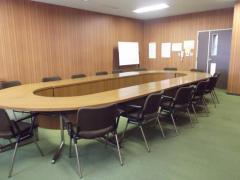 楕円枠型の大机が置かれている武里地区公民館会議室3の写真