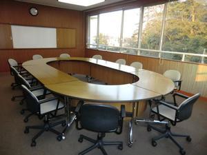 楕円形の大きい机に合わせて椅子が並べられている幸松地区公民館会議室Bの写真
