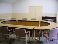 楕円形の机に椅子を並べた豊春地区公民館会議室兼音楽室の写真