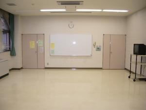 ベージュ色を基調にした柔らかい雰囲気の内牧地区公民館研修室2の写真