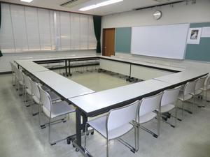 長机を正方形の形に並べている幸松地区公民館研修室Aの写真