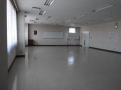 白いフロアに窓から光が指しこむ武里地区公民館研修室1（何も置いていない状態）の写真