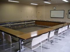 写真：豊春地区公民館研修室1（机といすを置いた状態）の写真