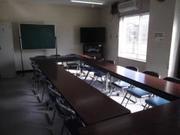 並行に並んだ長机に椅子が並べられている武里東公民館研修室の写真