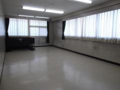 グレーを基調とした広々とした空間の武里東公民館講習室（何も置いていない状態）の写真
