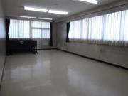 グレーを基調とした落ち着いた雰囲気の武里東公民館講習室の写真