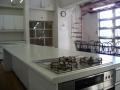 白く清潔感のあるキッチンが備え付けられている豊春地区公民館クッキングサロンの写真