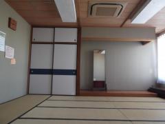 畳に床の間が備え付けられている武里地区公民館教養室1の写真