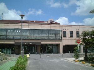 ベージュ色の横長の建物の武里大枝公民館外観の写真
