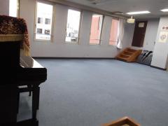 アップライトピアノが置かれている武里地区公民館音楽室（ピアノ側から）の写真
