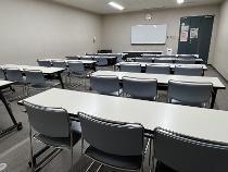 教室形式のレイアウトで使い勝手の良好な中央公民館多機能学習室の写真