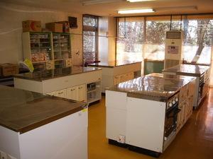 調理実習用のキッチンが並ぶ内牧南公民館料理実習室の写真