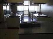 実習用のキッチンが平行に並んでいる武里東公民館料理実習室の写真