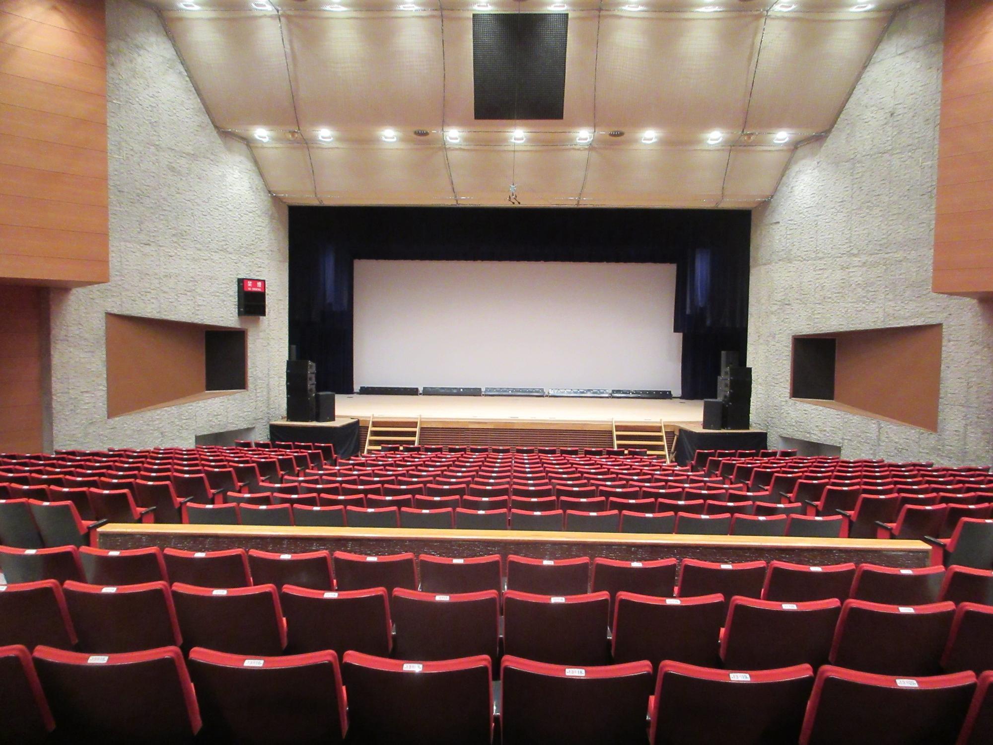 庄和市民センター正風館1階の大ホール内部の写真