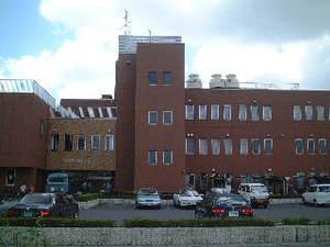 レンガ色をした大型建物の武里地区公民館外観の写真