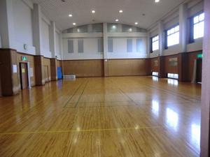 よく磨かれた組み木床が特徴的な幸松地区公民館体育室の写真