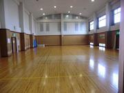 寄せ木細工の床が特徴的な幸松地区公民館体育室の写真