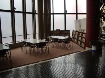 出窓に机と椅子が置かれている落ち着いた雰囲気の豊春第二公民館図書コーナーの写真
