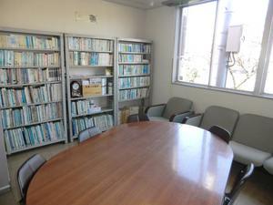 楕円形のよく磨かれた机が中央に置かれている幸松第二公民館図書室の写真