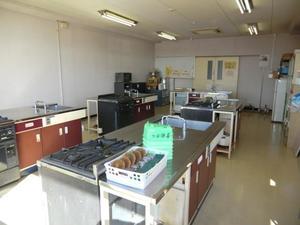 調理実習台が複数設置されている幸松第二公民館調理室の写真