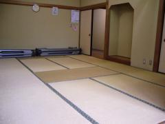 畳の部屋に床の間が用意されている豊春地区公民館和室うめ（何も置いていない状態）の写真