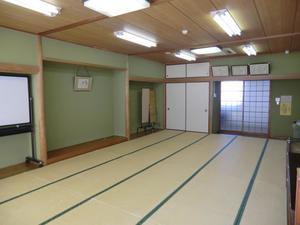 広い畳張りの床と床の間が備え付けられている幸松第二公民館和室の写真