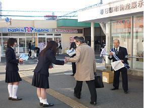 春日部駅西口で行われた高校生による啓発活動の様子の写真