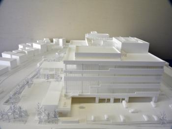 俯瞰気味に撮影された、新本庁舎(模型)の西面外観の写真
