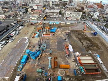 敷地東側より俯瞰で撮影された、新築棟建築位置の工事風景の写真