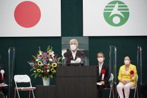 起工式に臨んで演台で式辞を述べる石川市長の写真