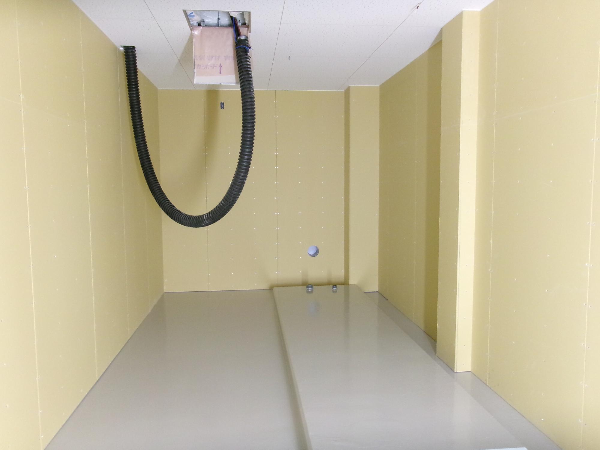 屋内ストックヤードの電気室の仕上げ完了の状況です。