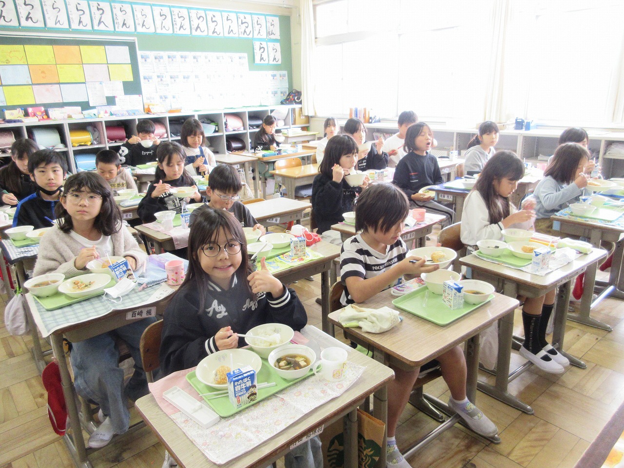 給食を食べる子どもの様子