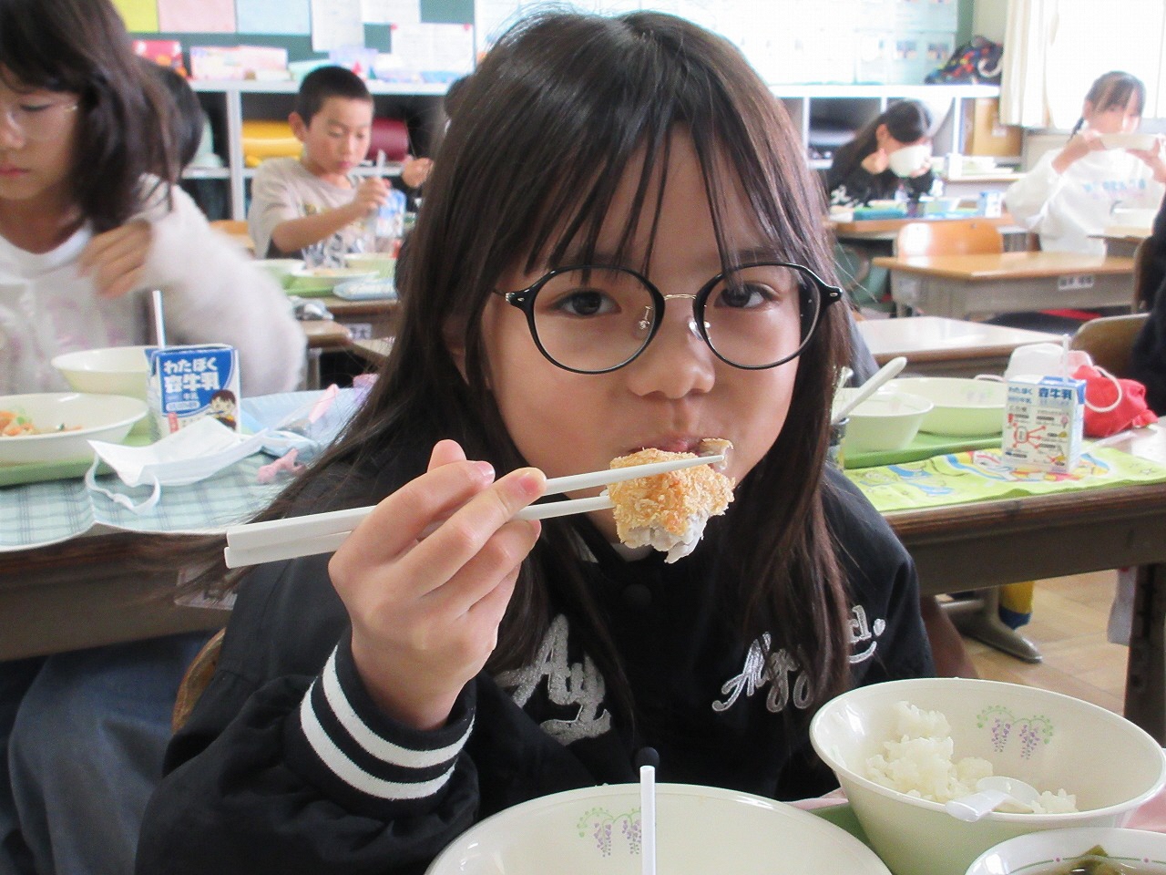 子どもたちが給食を食べる様子