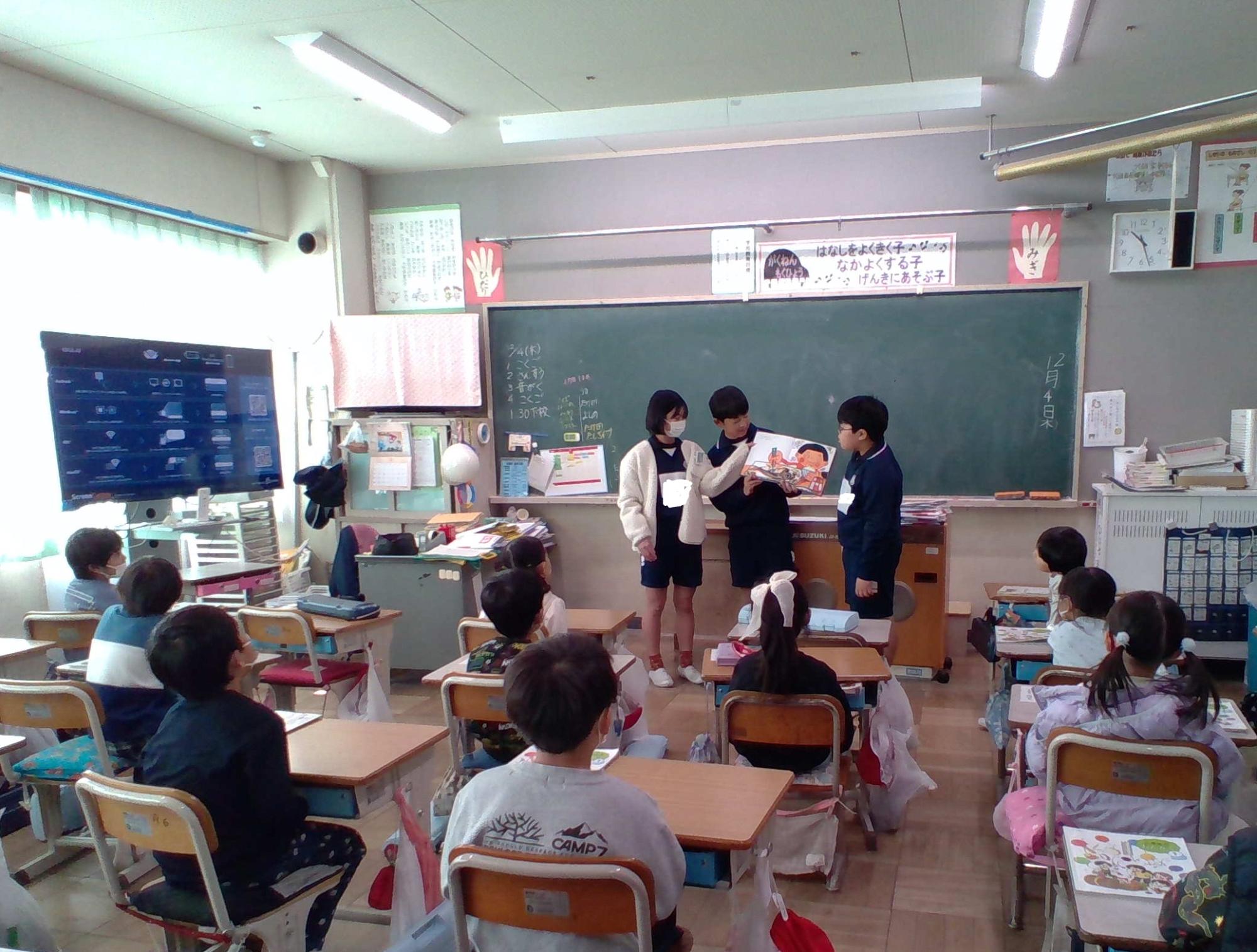 絵本の読み聞かせ