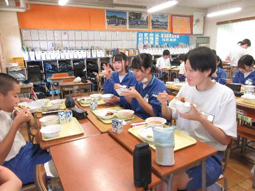 地場産の給食を食べる様子