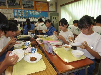 学校給食の様子