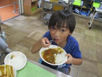 地場産の給食を食べる様子