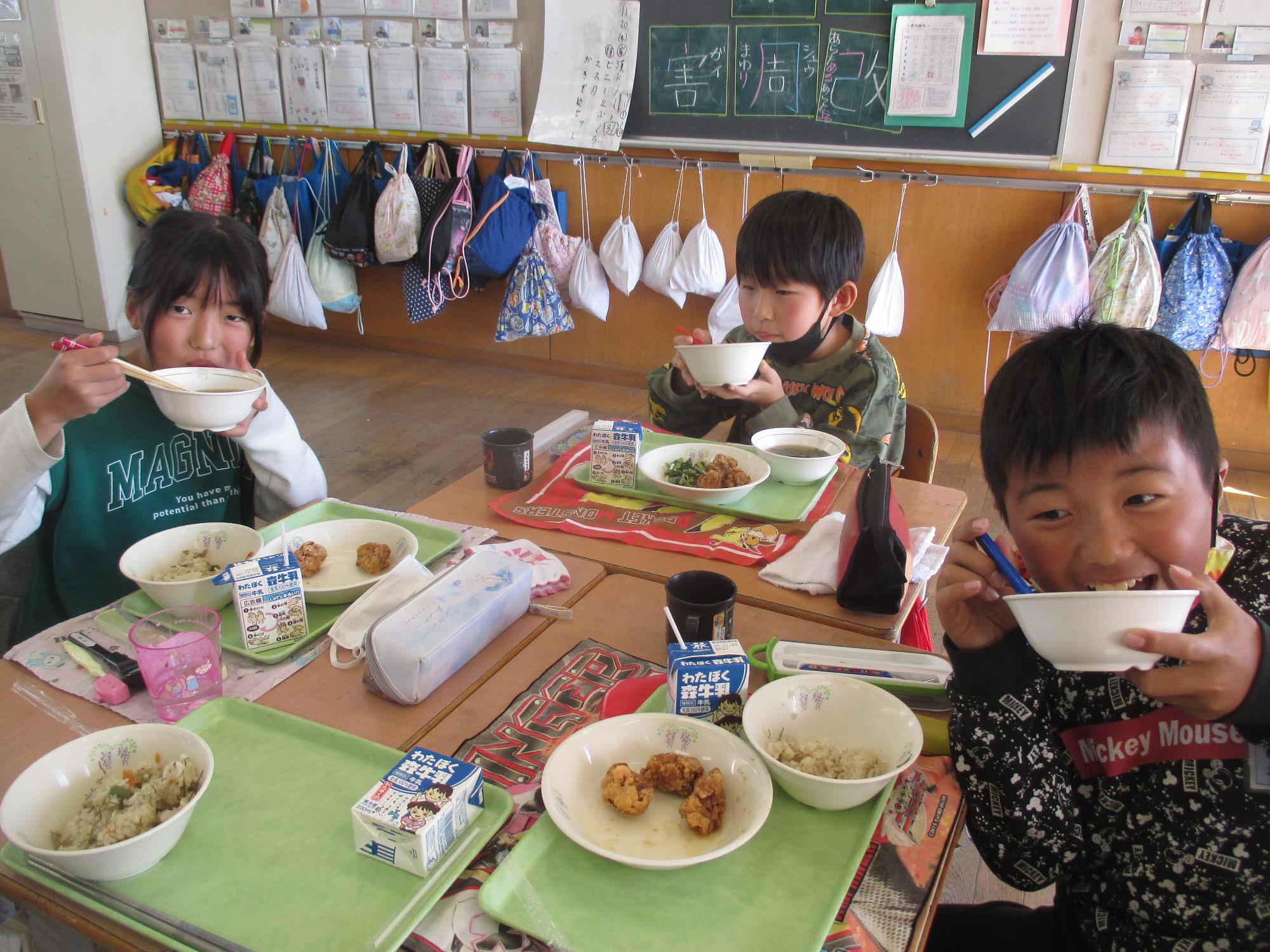 給食を食べる子どもの様子2