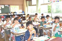 地場産給食を食べる子どもたち