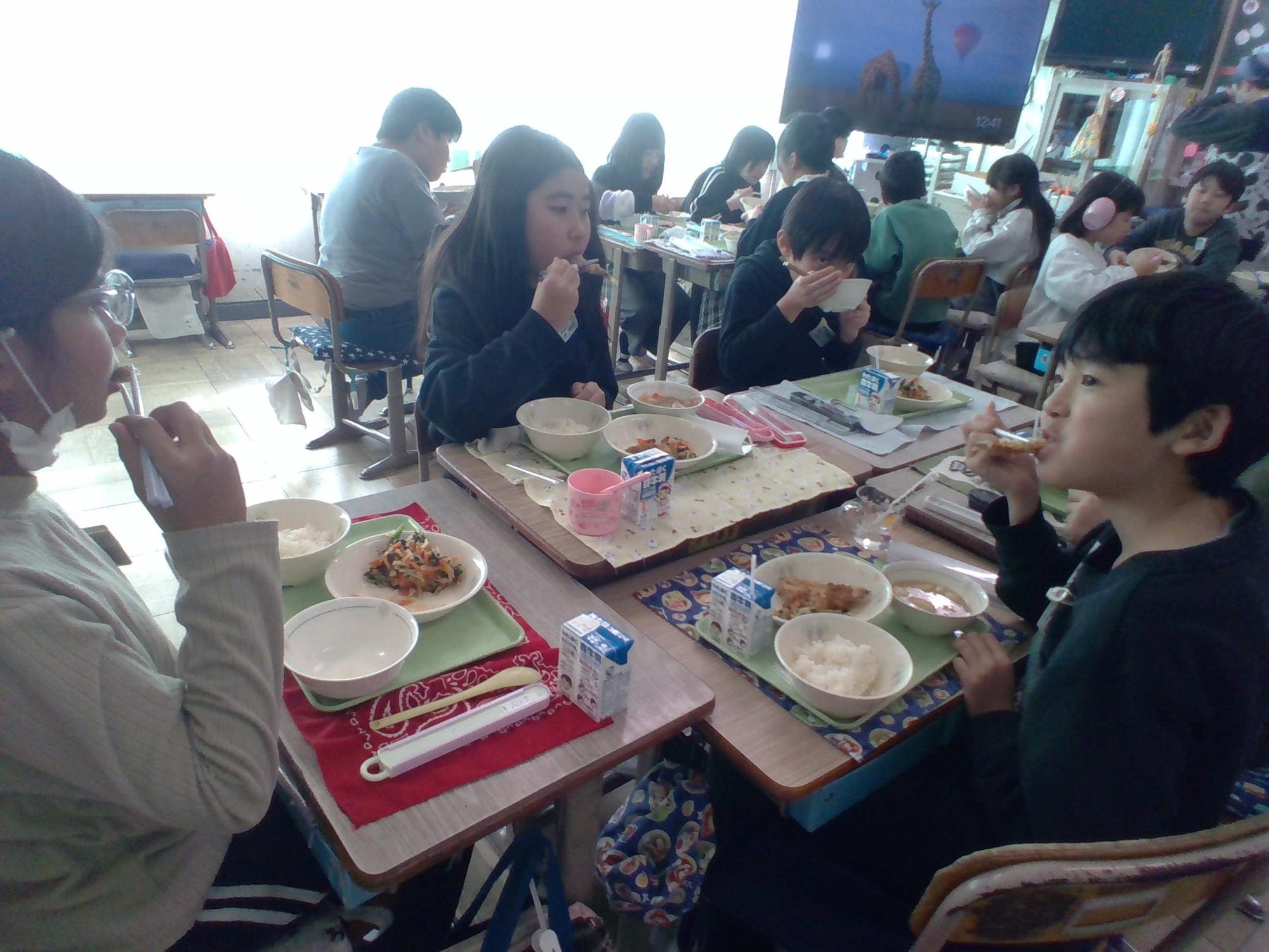 給食を食べる子どもの様子