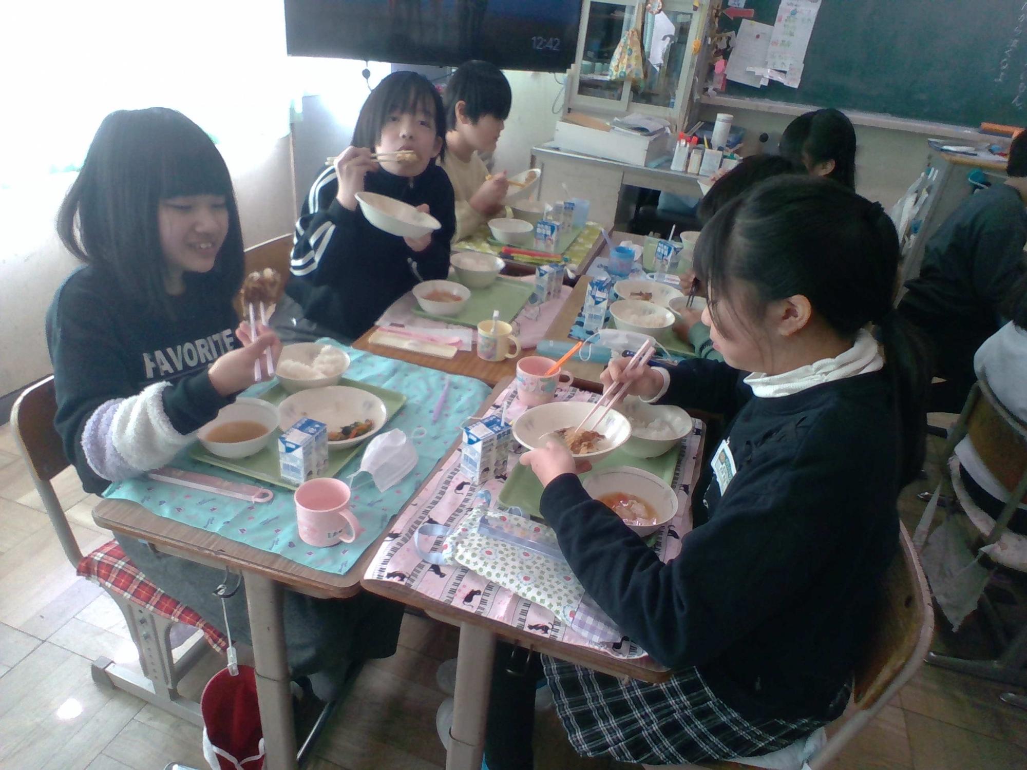 給食を食べる子どもの様子