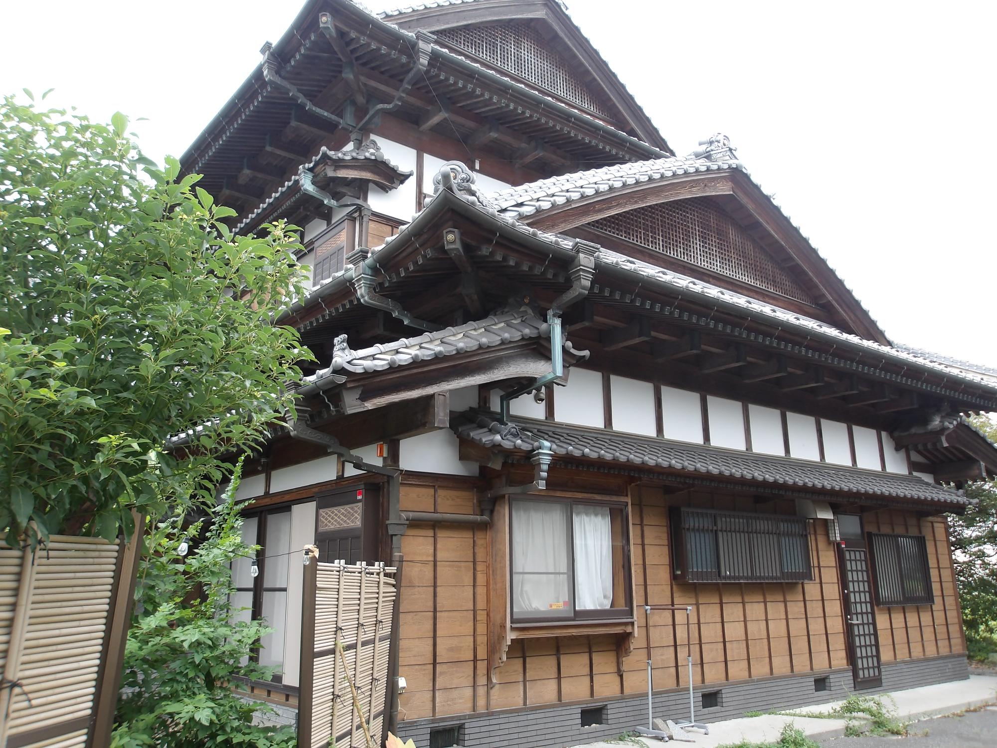 横から見上げても素敵なお屋敷です